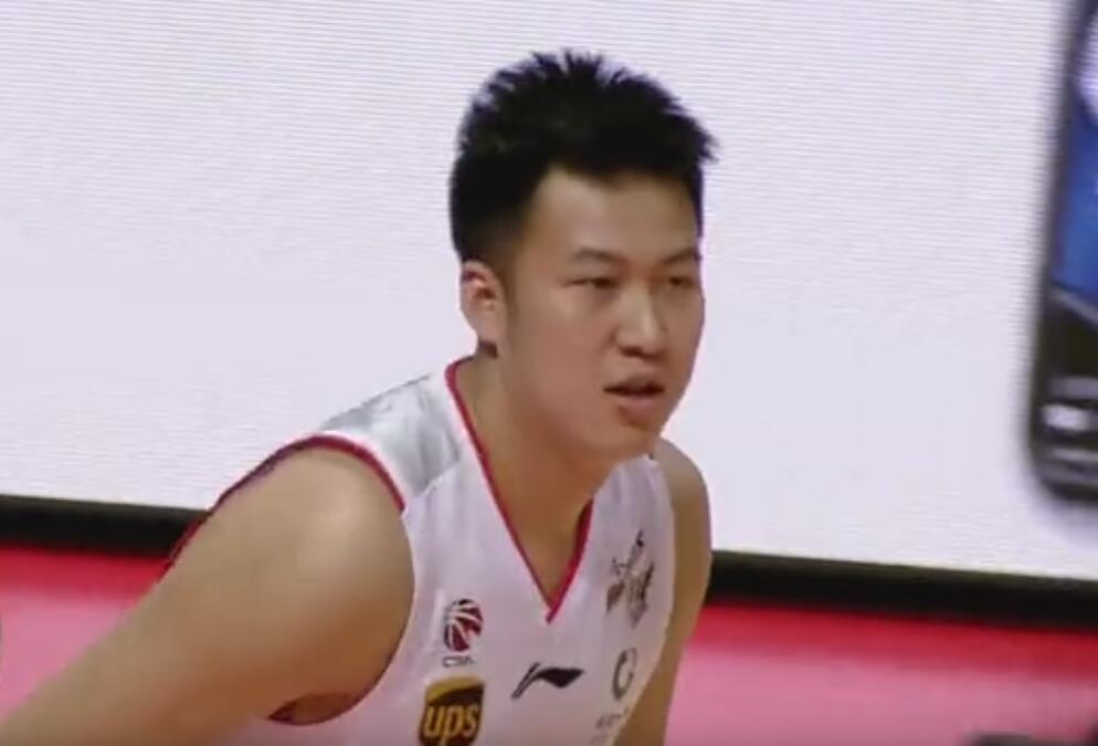 八一队前锋刘航初单场25分 创个人生涯新高-直