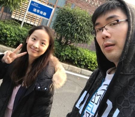 孙桐林晒与妻子合照,周琦回应:你不爱我了