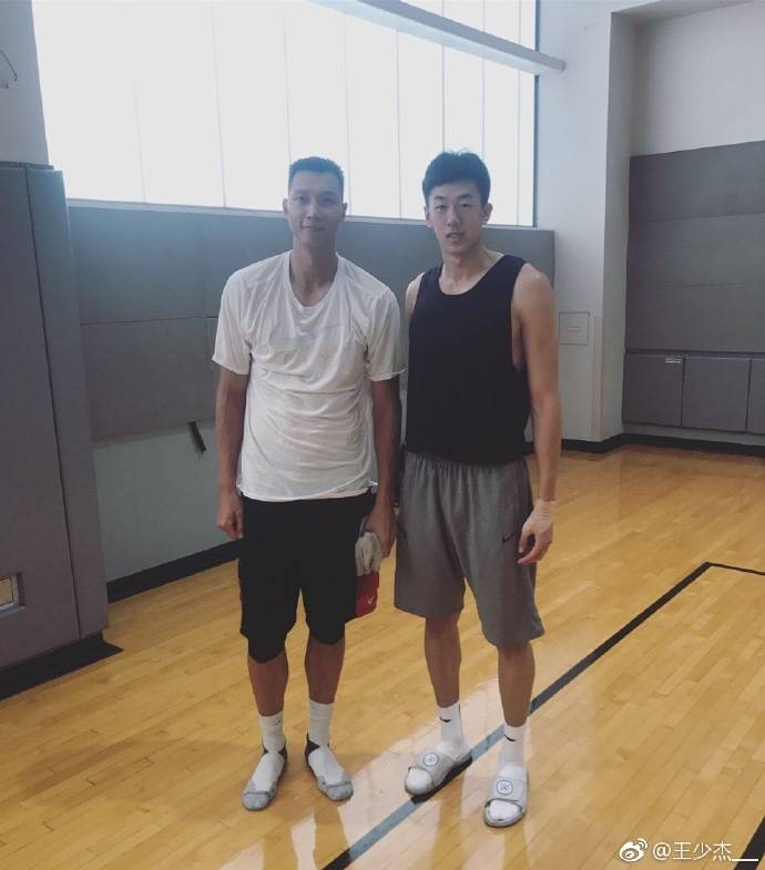 王少杰晒与阿联合训照 感慨与NBA球员训练刷