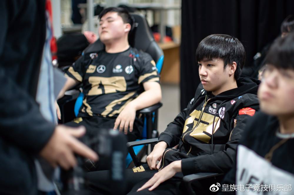 rngs8小组赛有惊无险晋级八强步履不停永不言弃