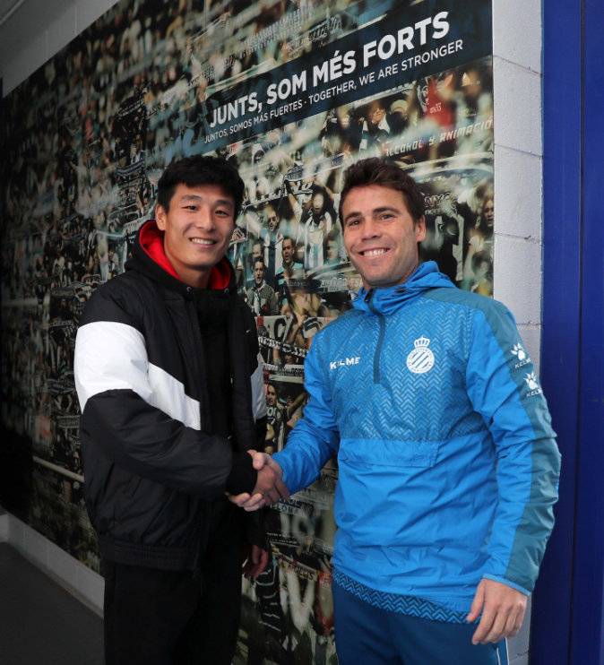 帅气!武磊已抵达俱乐部与教练、队友见面