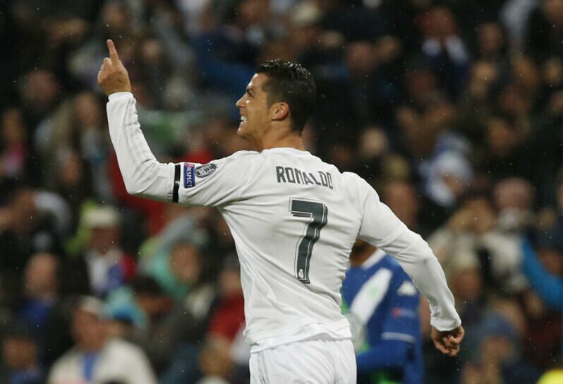 欧冠-C罗戴帽 皇马总比分3-2逆转狼堡晋级-直