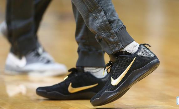 丹尼-格林穿黑曼巴球鞋送别科比