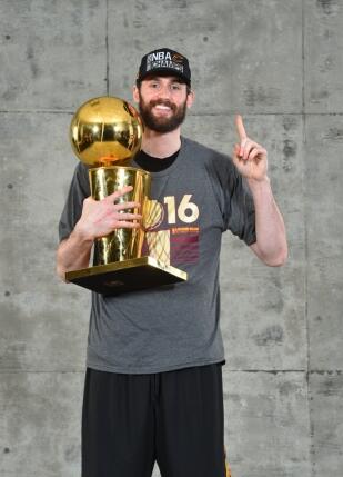 骑士官网晒28张图送祝福:乐福28岁生日快乐!