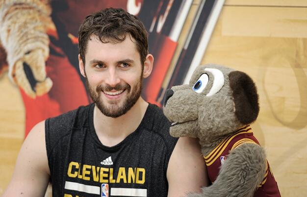 骑士官网晒28张图送祝福:乐福28岁生日快乐!