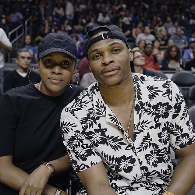 威少与妻子妮娜到洛杉矶现场观看WNBA-直播