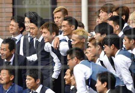 日本队抵达机场离开俄罗斯,面对媒体连连称呼