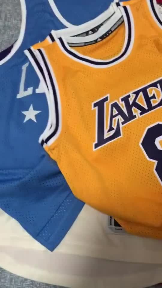 绝对真爱粉!球迷晒科比球衣收藏